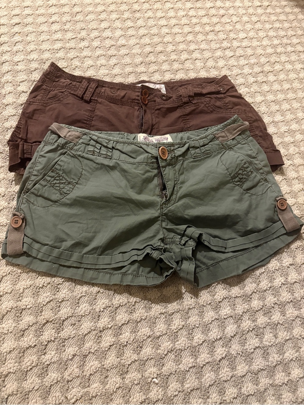 2 Pairs of short cargo shorts